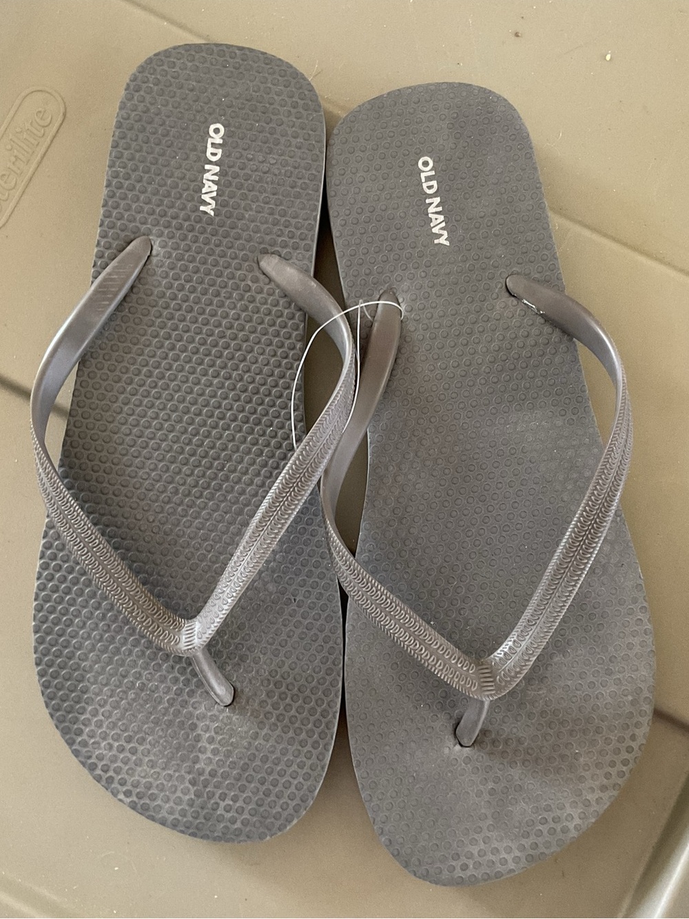 Old Navy Women's Gray Flip-Flop Sandals with Textured Footbed